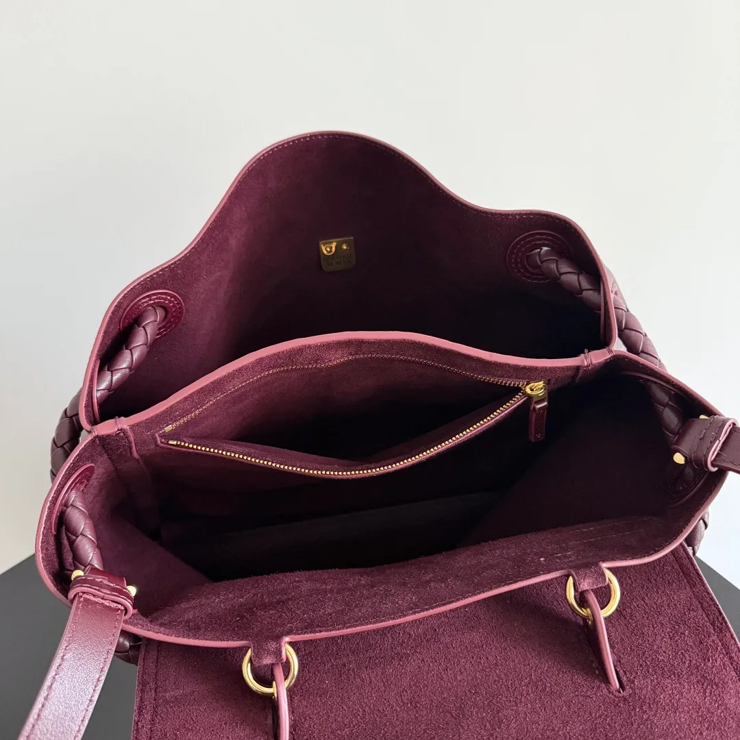 Batch 2360 BottegaVeneta Latest Ciao Ciao Bag Silky cowhide two-way flap handbag with signature twist detail, hidden hook closure, flap can be fastened to the front or attached to the INTRECCIATO woven interior pocket, comes with an adjustable and detachable crossbody strap, interior compartment, and also features a zippered pocket. The surprise flap has various shapes. Style 1 - Cover the bag surface and expose the knot decoration. Style 2 - Place the flap inside the bag. A buckle is also designed. Style 3 - The U-shaped position of the top handle in the hand bag. Style No.: 817231 Size: 34*26*15cm